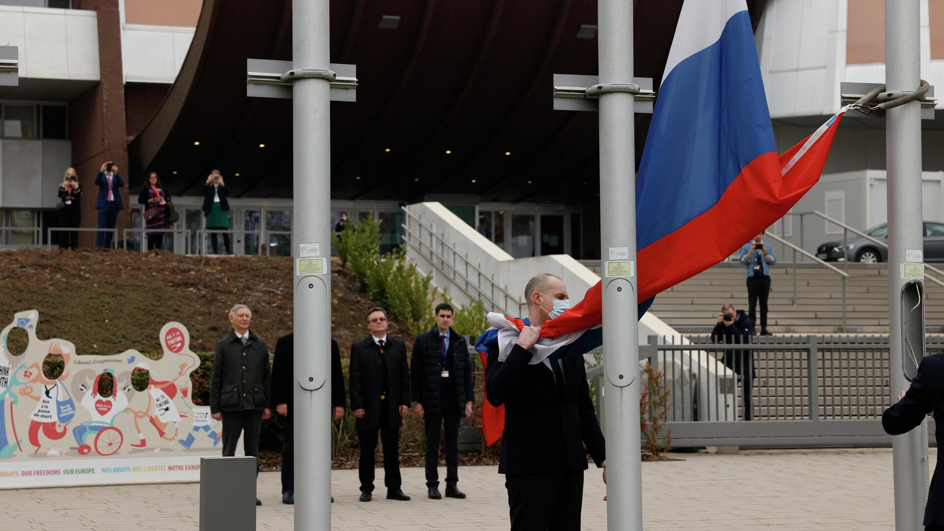Снятие российского флага у здания Совета Европы в Страсбурге - РИА Новости, 1920, 17.03.2022