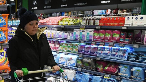 Женщина в супермаркете Перекресток в Москве