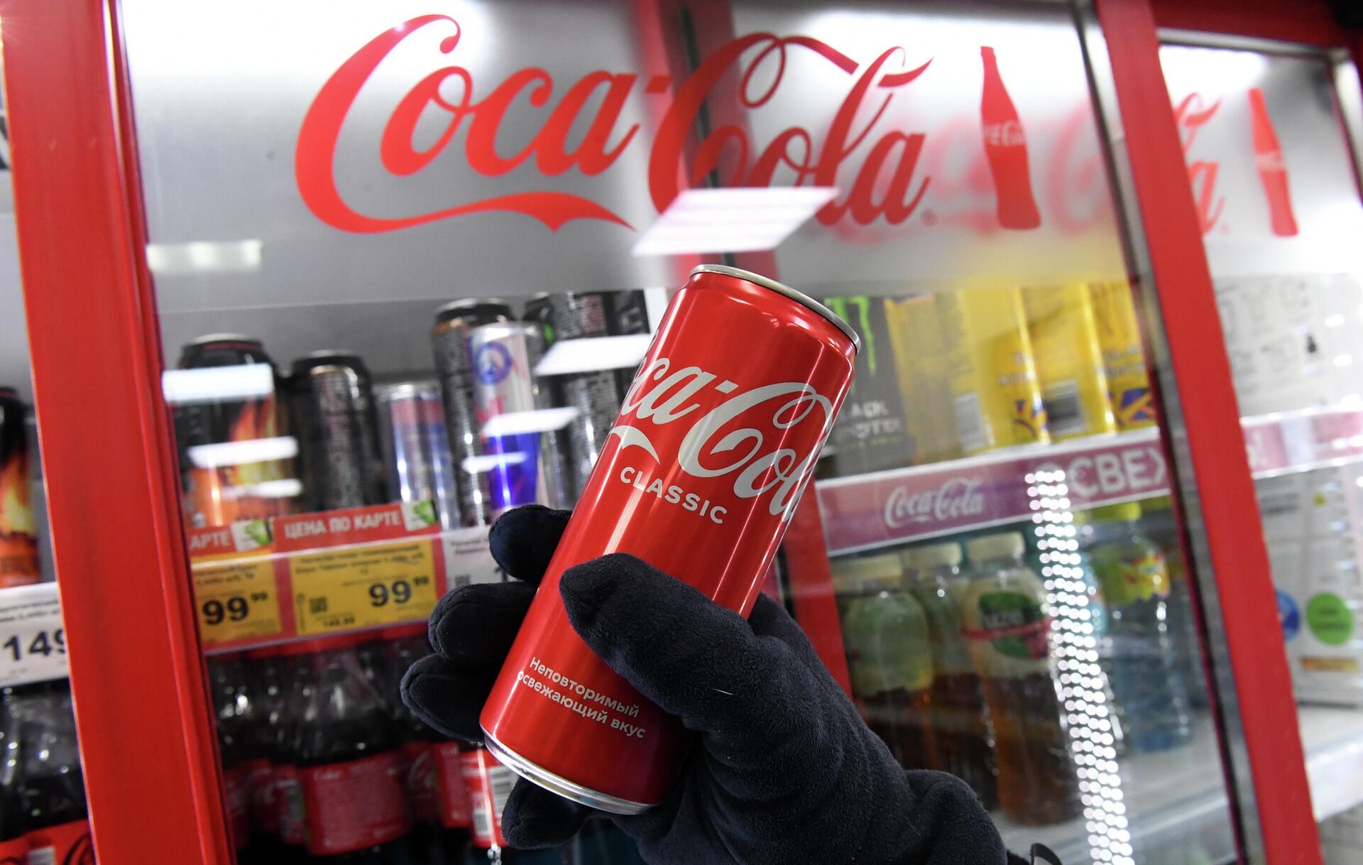 Покупательница берет банку с напитком компании Coca-Cola в продуктовом магазине - РИА Новости, 1920, 16.03.2022