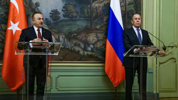 Министр иностранных дел РФ Сергей Лавров и министр иностранных дел Турции Мевлют Чавушоглу на пресс-конференции по итогам встречи в Москве