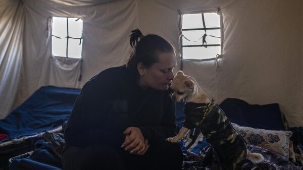 Женщина с собакой в палаточном лагере