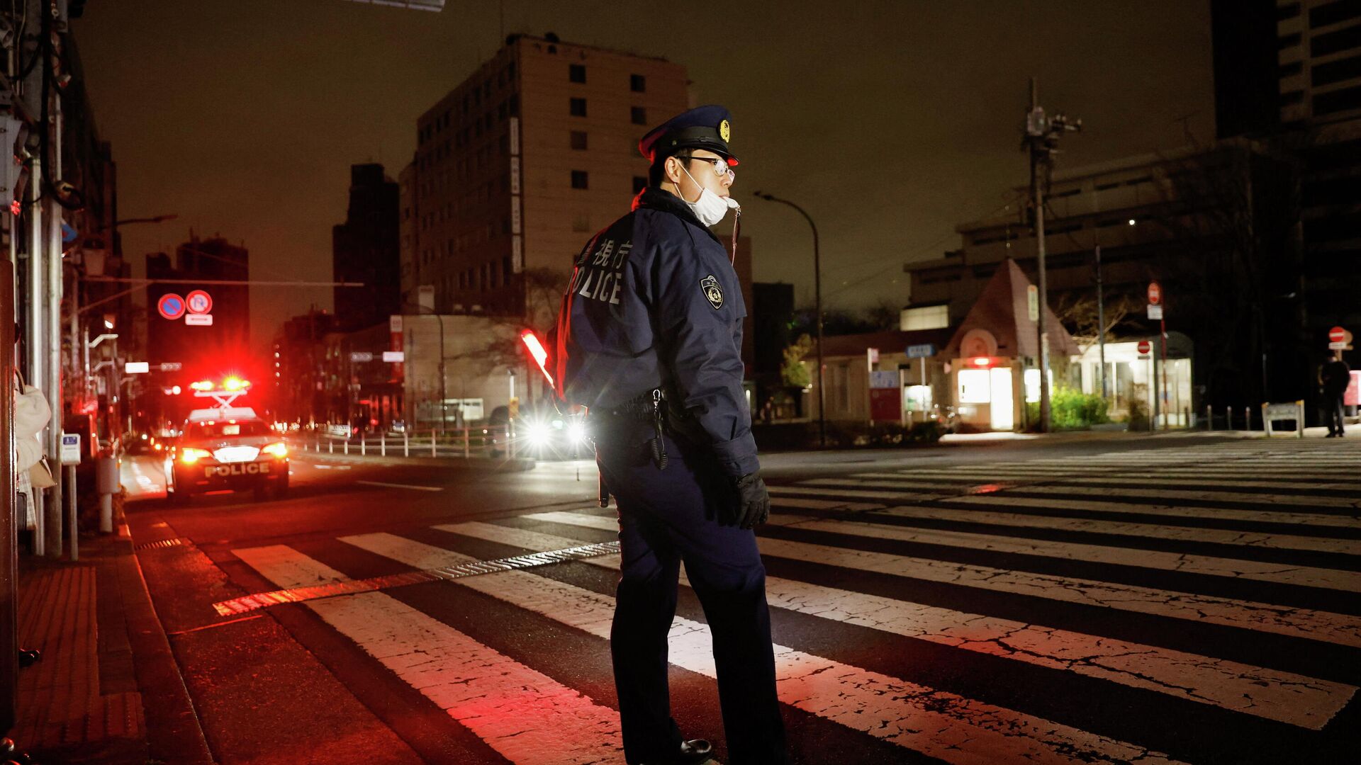 Полицейский контролирует движение во время отключения электроэнергии после землетрясения в Токио, Япония - РИА Новости, 1920, 17.03.2022
