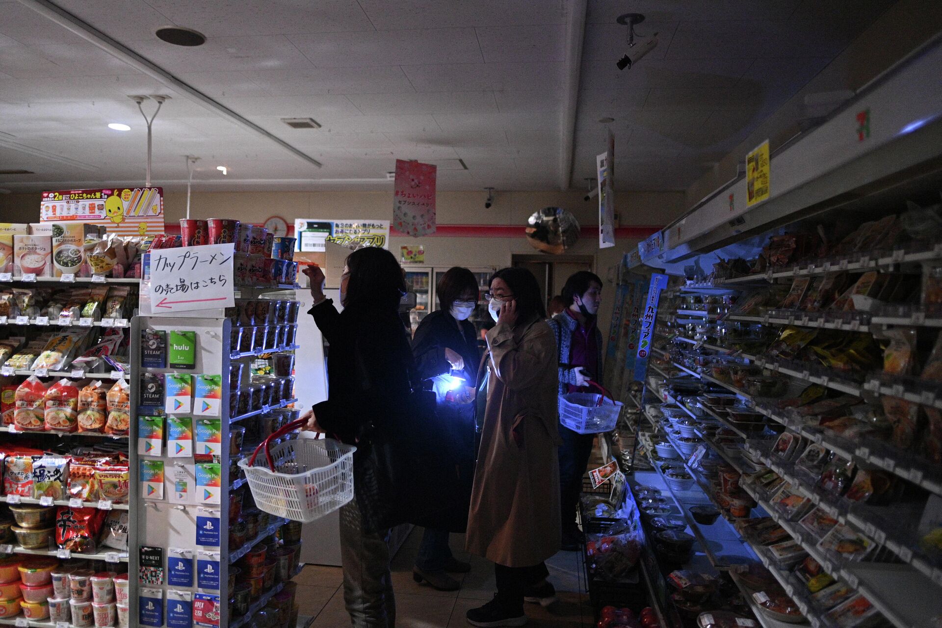Покупатели в магазине после землетрясения, Токио - РИА Новости, 1920, 16.03.2022