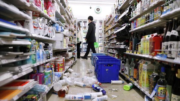 Разбросанные в результате землетрясения товары в магазине. Япония