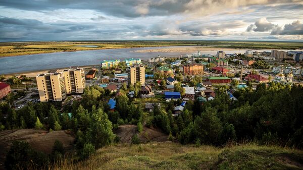 Вид на город Ханты-Мансийск из природного парка Самаровский чугас.