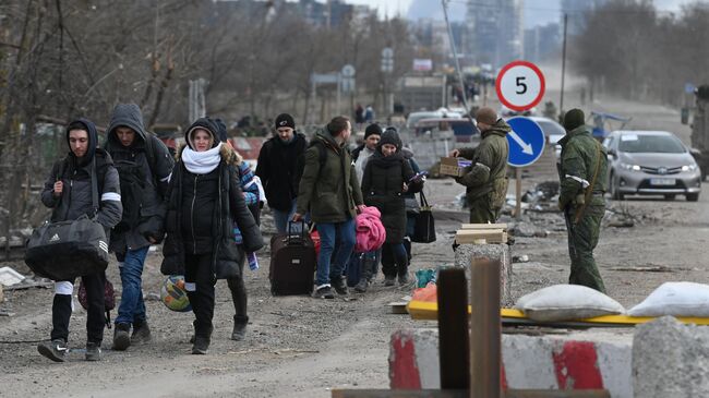 Беженцы на дороге из Мариуполя