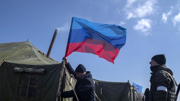  Сотрудники МЧС ЛНР совместно со спасателями освобожденного города Старобельска устанавливают временный палаточный городок для беженцев