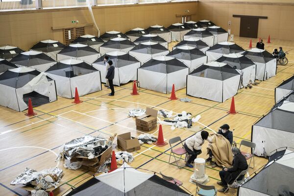 Жители укрываются в спортивном комплексе в Соме, префектура Фукусима, Япония