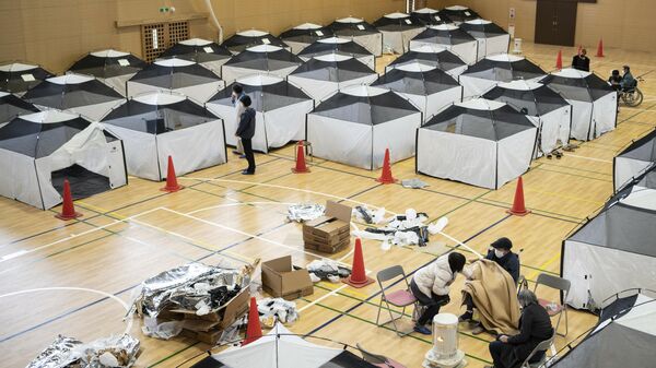 Жители укрываются в спортивном комплексе в Соме, префектура Фукусима, Япония