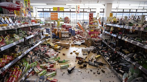 Разбросанные в результате землетрясения товары в магазине в городе Сироиси, префектура Мияги, Япония