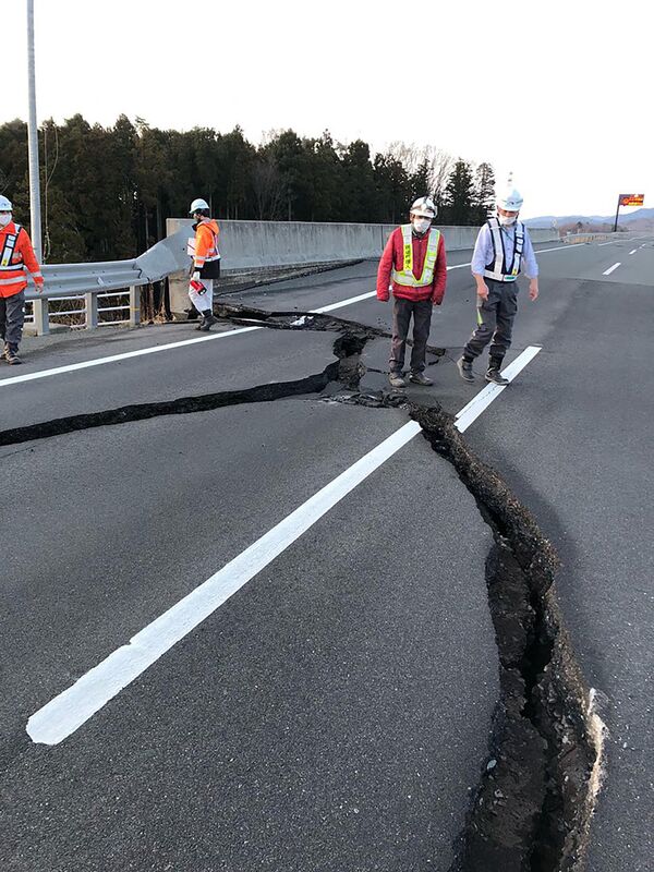 Трещины на скоростной автомагистрали Джобан в городе Сома префектуры Фукусима