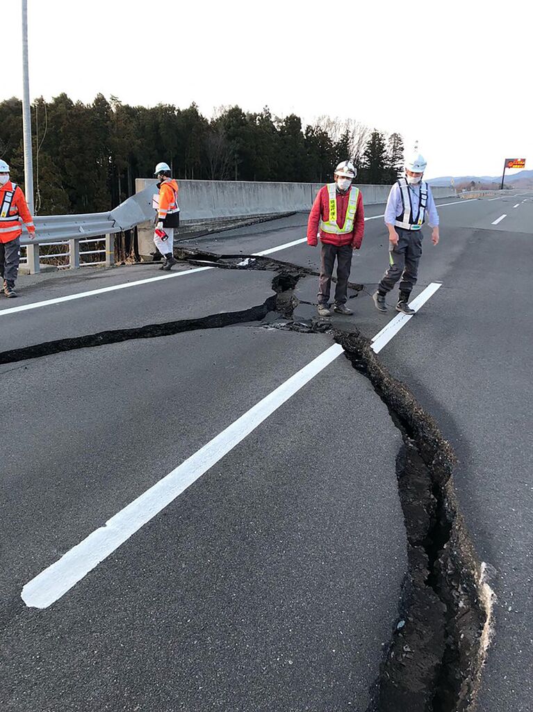 Трещины на скоростной автомагистрали Джобан в городе Сома префектуры Фукусима