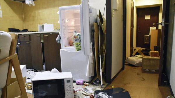 Разбросанные вещи в квартире во время землетрясения в префектуре Фукусима, Япония