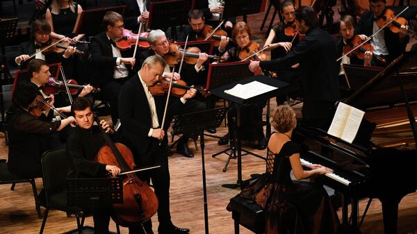 Музыканты Новосибирского академического симфонического оркестра исполняют концертную программу в рамках Транссибирского арт-фестиваля