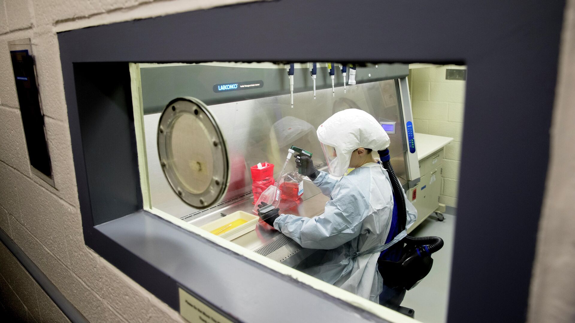 Ένας εργαστηριακός υπάλληλος εργάζεται με δείγματα κορωνοϊού στο Ιατρικό Ερευνητικό Ινστιτούτο Λοιμωδών Νοσημάτων του Στρατού των ΗΠΑ που εδρεύει στο Φορτ Ντέτρικ