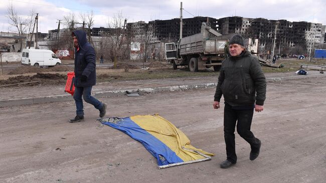 Беженцы на дороге из Мариуполя