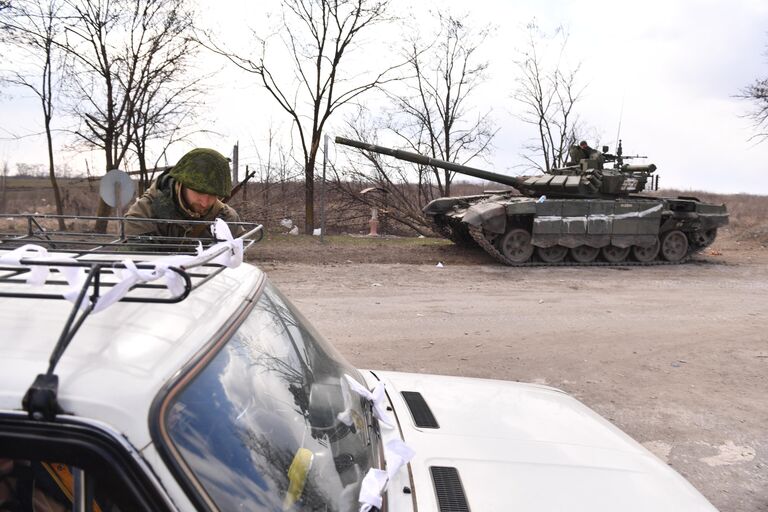 Военнослужащие народной милиции ДНР проверяют автомобили на выезде из Мариуполя