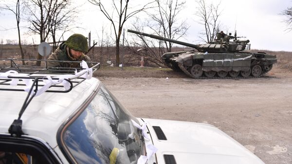 Военнослужащие народной милиции ДНР проверяют автомобили на выезде из Мариуполя