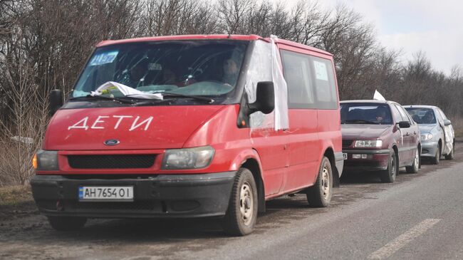 Автомобили с беженцами на выезде из Мариуполя