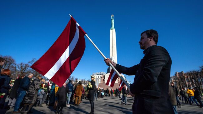 Участники церемонии возложения цветов в день памяти легионеров СС в Риге