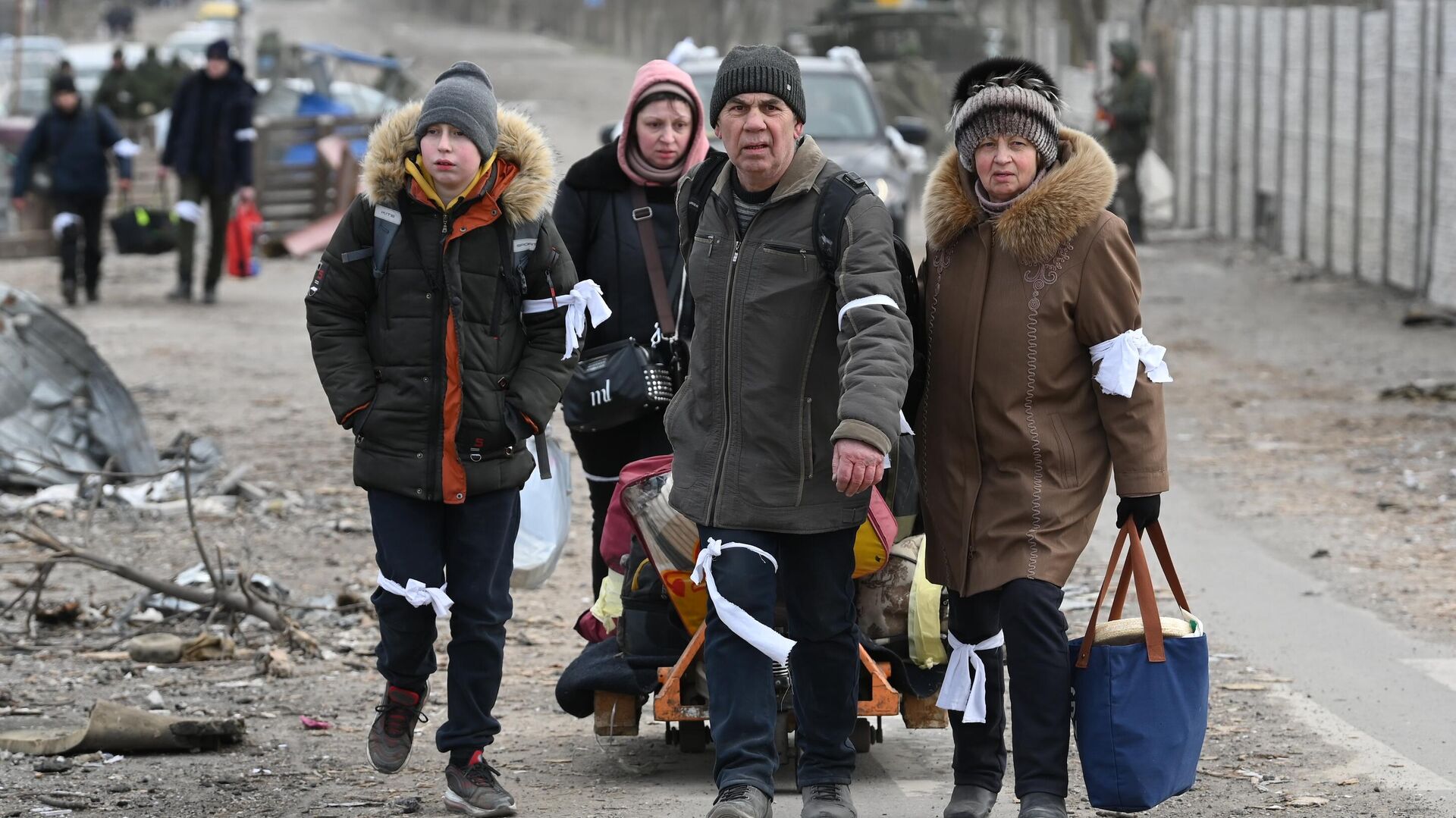 Беженцы на дороге из Мариуполя - РИА Новости, 1920, 19.03.2022