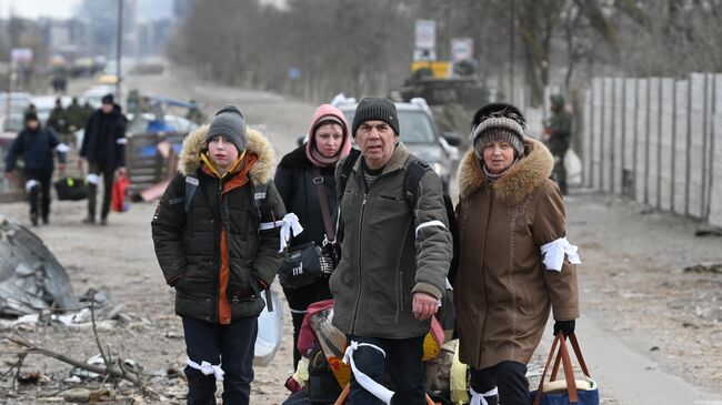 Беженцы на дороге из Мариуполя