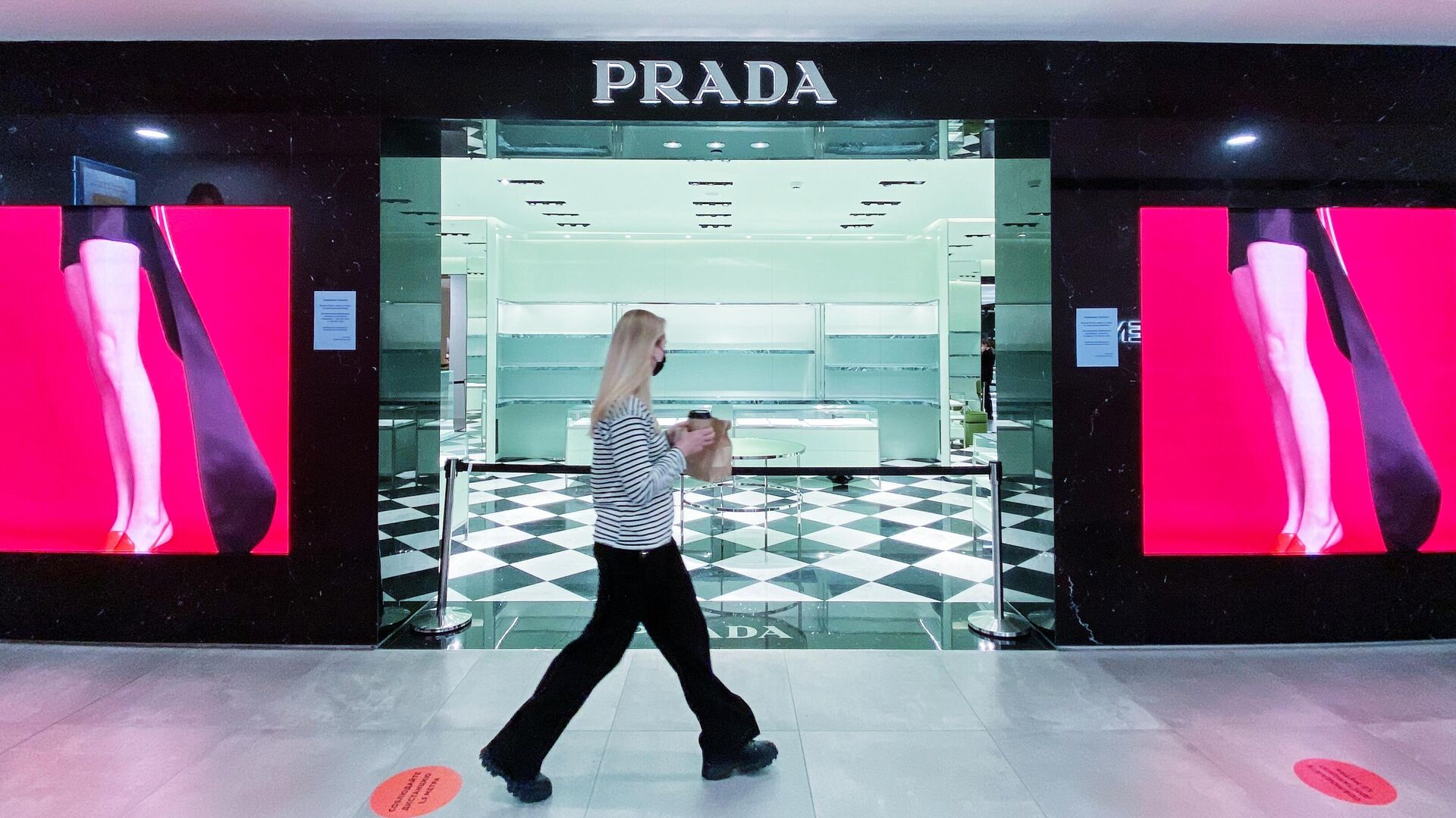 Закрытый магазин Prada в ЦУМе - РИА Новости, 1920, 19.03.2022