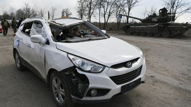 Автомобили с беженцами на выезде из Мариуполя