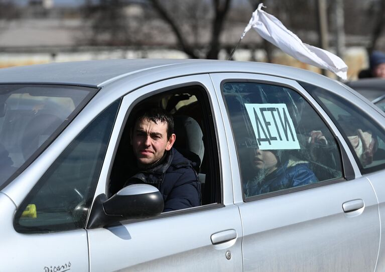 Автомобиль с беженцами на выезде из Мариуполя