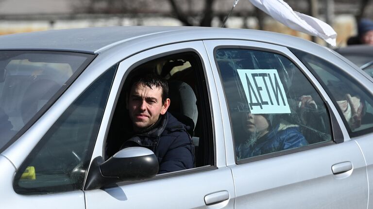 Автомобиль с беженцами на выезде из Мариуполя