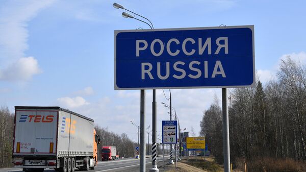 Дорожный указатель на белорусско-российской границе