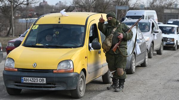 Военнослужащий НА ДНР указывает дорогу беженцам на автомобиле покидающим Мариуполь