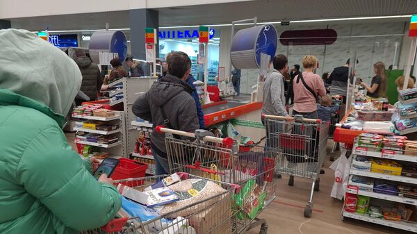 Покупатели в очереди в продовольственном магазине в Москве 