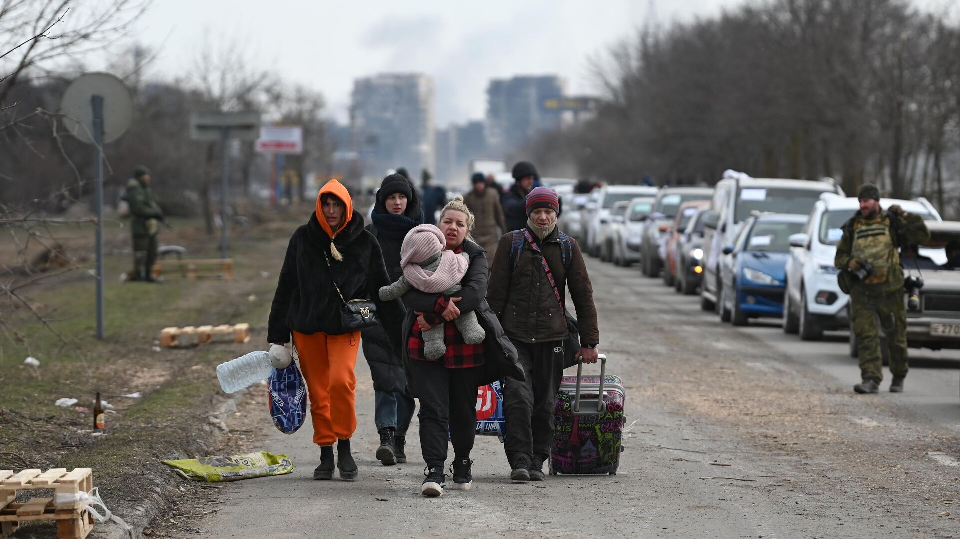 Беженцы из Мариуполя на выезде из города - РИА Новости, 1920, 17.03.2022