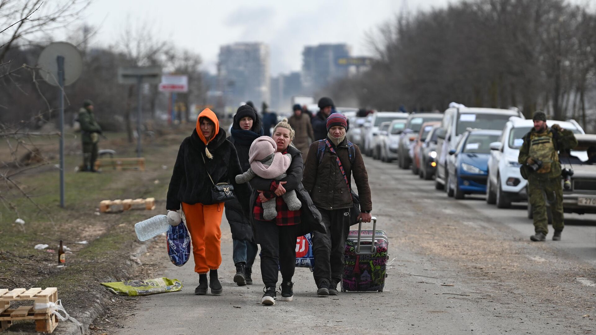 Беженцы из Мариуполя на выезде из города - РИА Новости, 1920, 17.03.2022