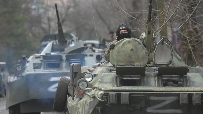 Военнослужащие народной милиции ДНР на бронетранспортере БТР-80