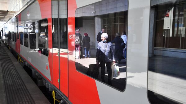 Пассажиры скоростного поезда Ласточка перед отправкой с центрального железнодорожного вокзала Минска в Москву