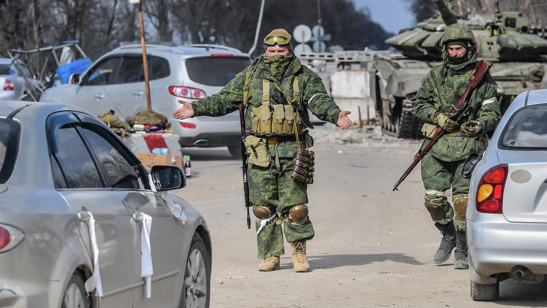 Военнослужащие Народной милиции ДНР проверяют машины с беженцами на выезде из Мариуполя - РИА Новости, 1920, 20.03.2022