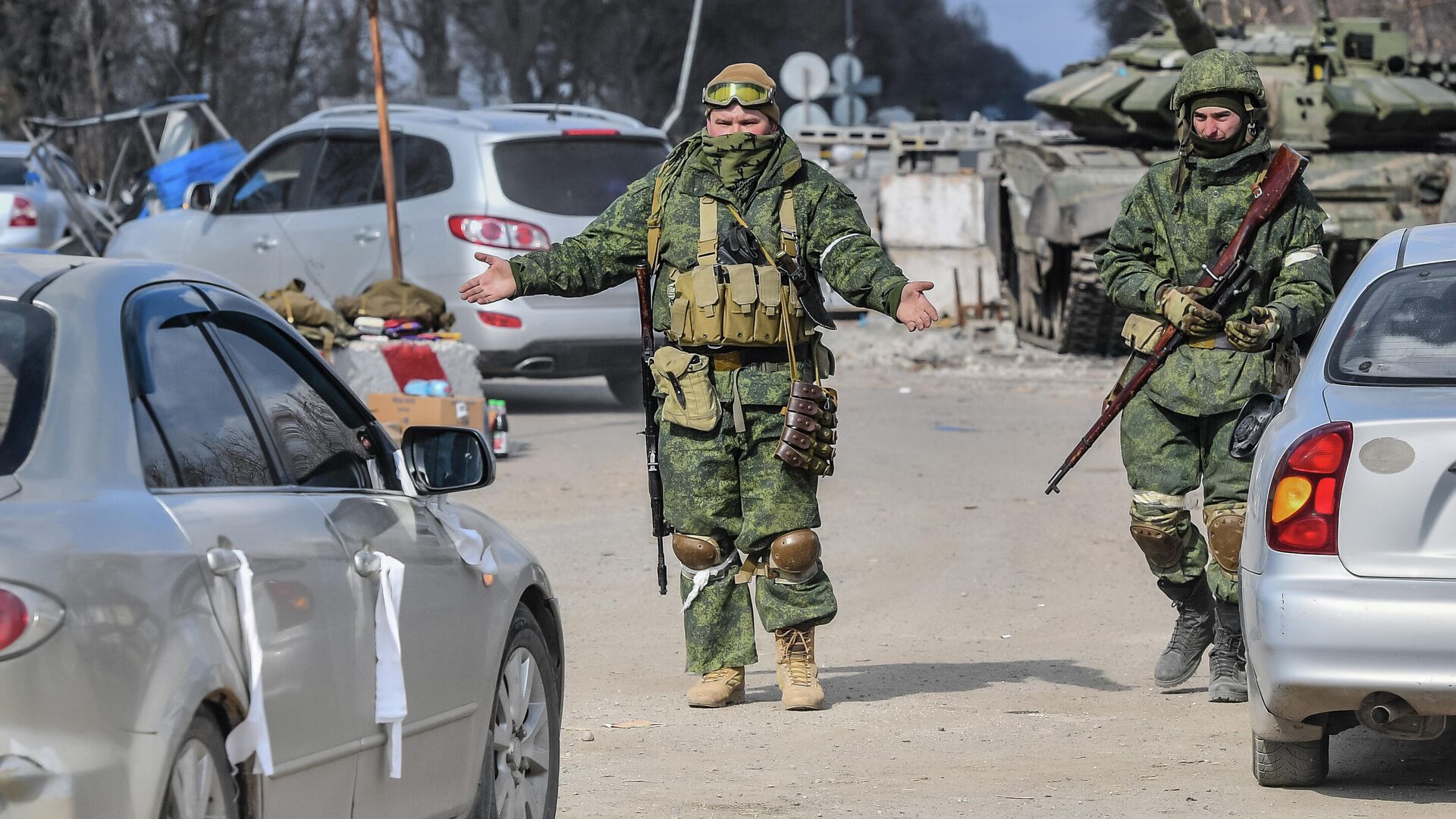 Военнослужащие Народной милиции ДНР проверяют машины с беженцами на выезде из Мариуполя - РИА Новости, 1920, 20.03.2022