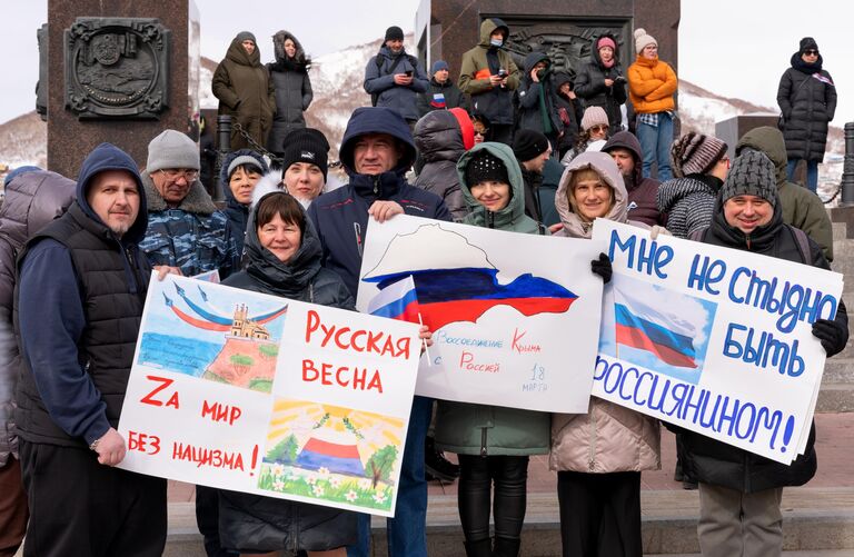 Участники патриотической акции Zа Мир! Zа Россию! Zа Президента! в честь празднования Дня воссоединения Крыма с Россией 