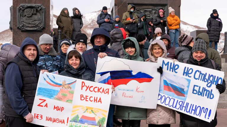 Участники патриотической акции Zа Мир! Zа Россию! Zа Президента! в честь празднования Дня воссоединения Крыма с Россией 