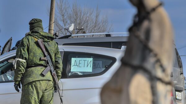 Военнослужащие Народной милиции ДНР проверяют машины с беженцами. Архивное фото