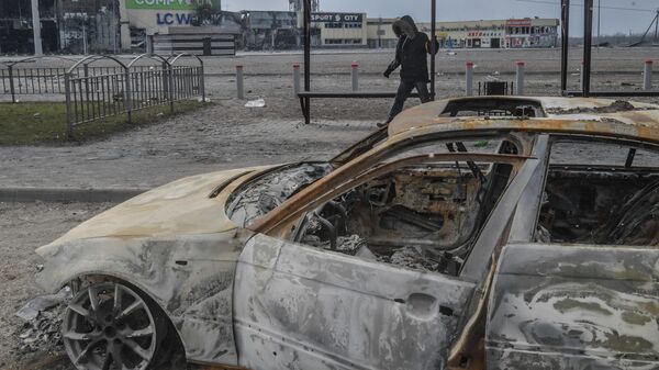 Разбитая машина у остановки, зона конфликта на Украине. Архивное фото