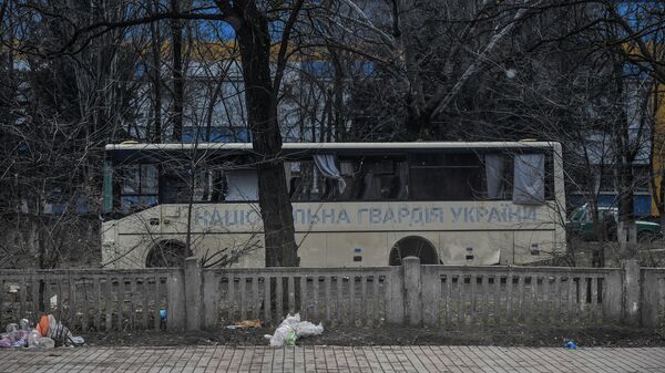 Разбитый автобус Национальной гвардии Украины на улице Мариуполя