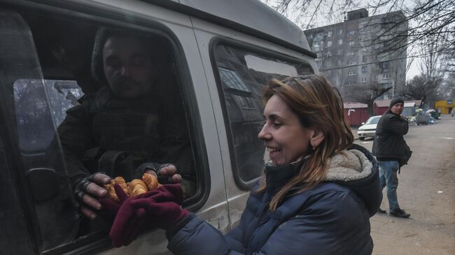 Боец Народной милиции ДНР и жительница Мариуполя