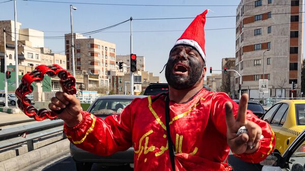Житель Ирана в костюме Хаджи Фируза перед празднованием Навруза в Тегеране 