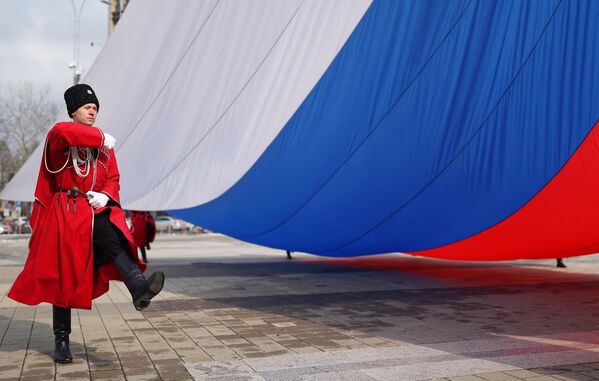 Казак почетного караула Кубанского казачьего войска на торжественной церемонии поднятия государственного флага России в честь празднования Дня воссоединения Крыма с Россией в Краснодаре