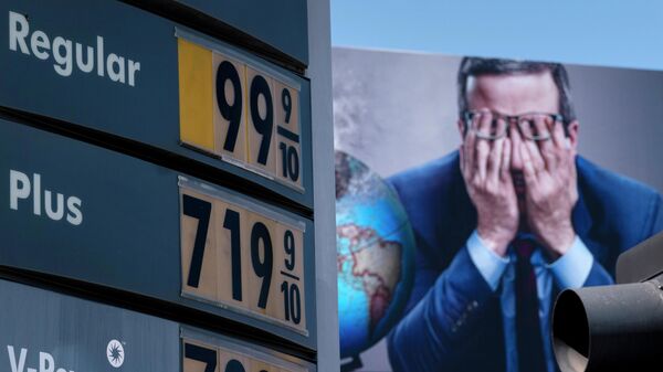 Табло с повышенными ценами на бензин в Лос-Анджелесе, США