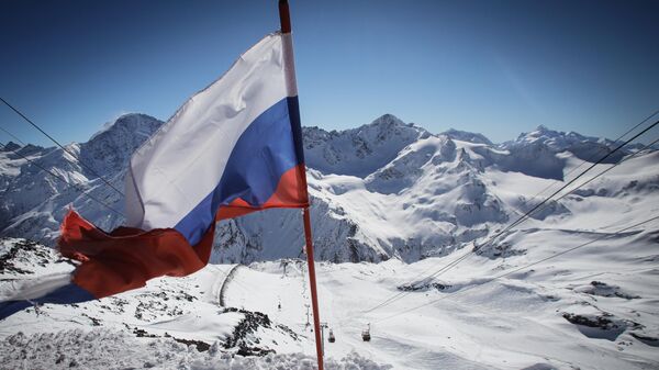 Флаг России на горнолыжном курорте Эльбрус в Кабардино-Балкарии