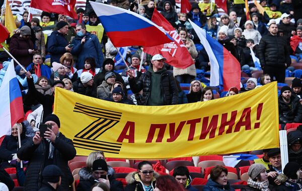 Участники собрались на трибунах стадиона Лужника на митинг-концерт, посвященный воссоединению Крыма с Россией